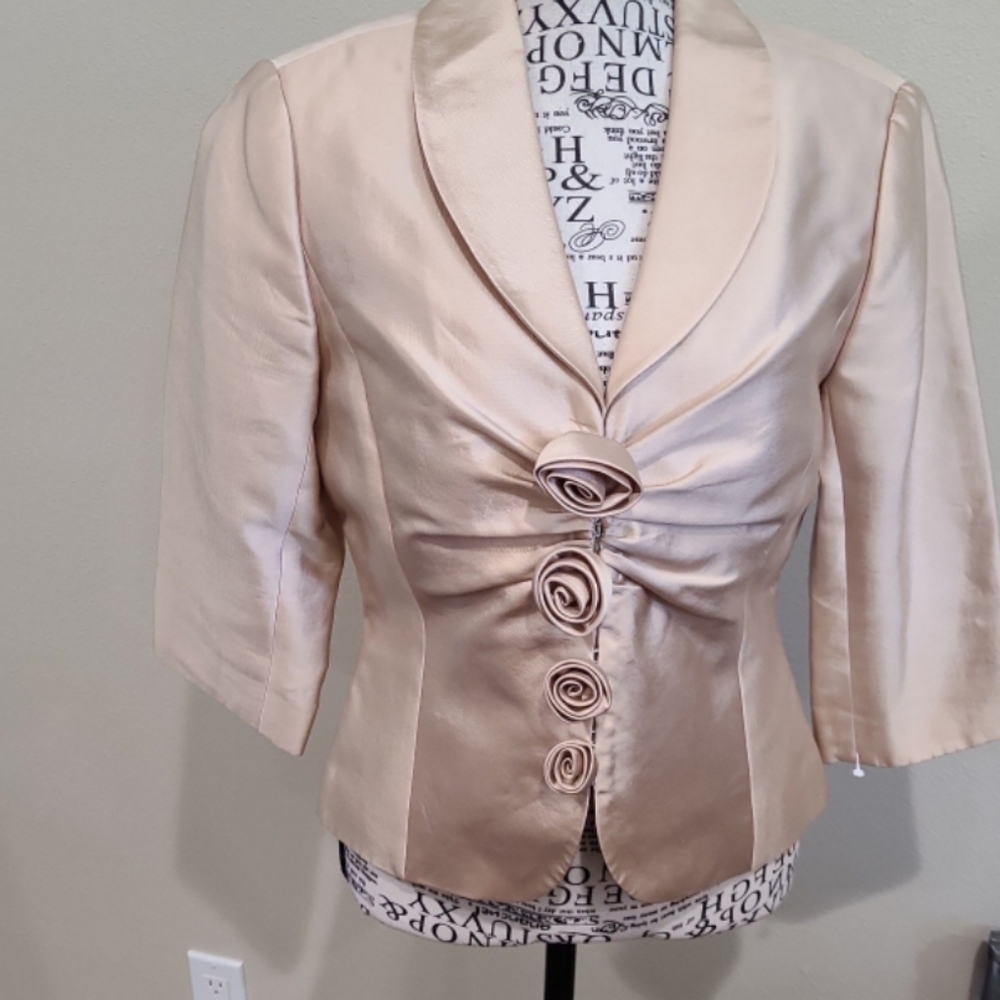ADRIANNA Papell Women SZ 8P Gold Silk Blazer w/rosette front‎ detail 3/4 sleeve